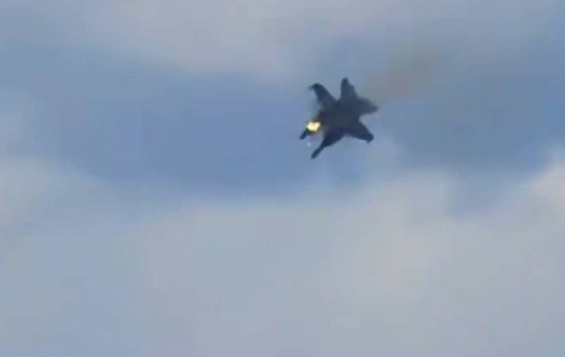 Momentul în care două avioane de luptă, de 67 de milioane de dolari fiecare, se ciocnesc în aer la un show aviatic din SUA | VIDEO