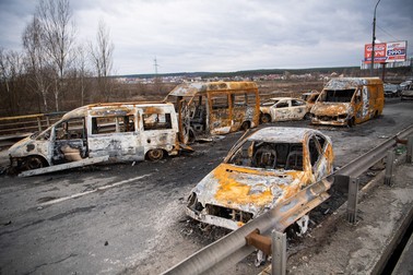 Mașini distruse pe podul din Irpin, surprinse după ce orașul a fost eliberat de forțele ruse. 6 aprilie 2022. Foto: Profimedia