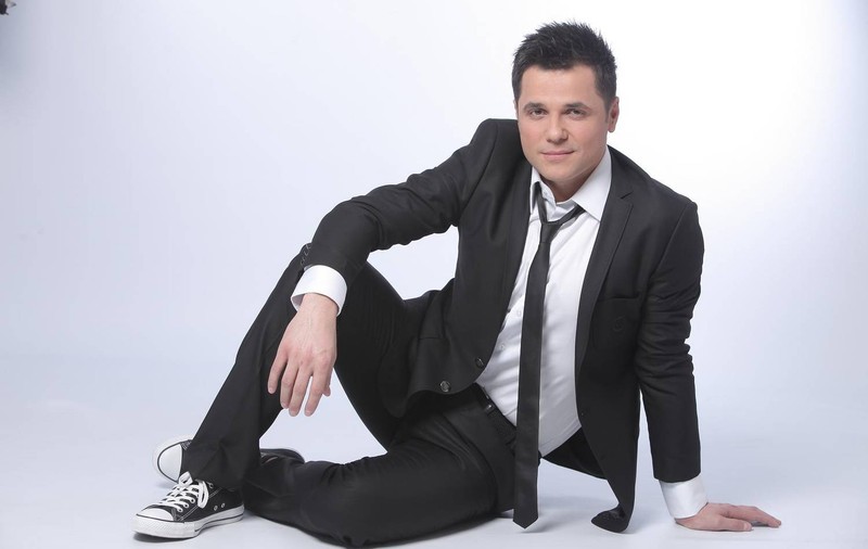 Cove a rupt inimi la Iaşi! Prezentatorul tv a fost cerut în căsătorie. Află ce a răspuns!