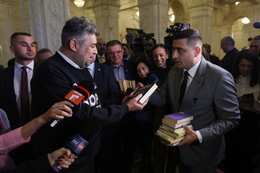 Primul ministru Marcel Ciolacu primește o carte de la George Simion, liderul AUR, la Palatul Parlamentului din București, 28 noiembrie 2023. Inquam Photos / Sabin Cîrstoveanu