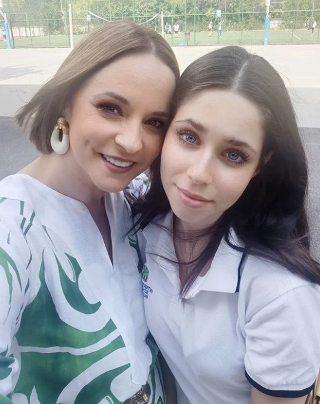 Fiica Andreei Marin și a lui Ștefan Bănică jr a început liceul. Vedeta s-a pozat cu Violeta, în curtea școlii: „Am fată mare”