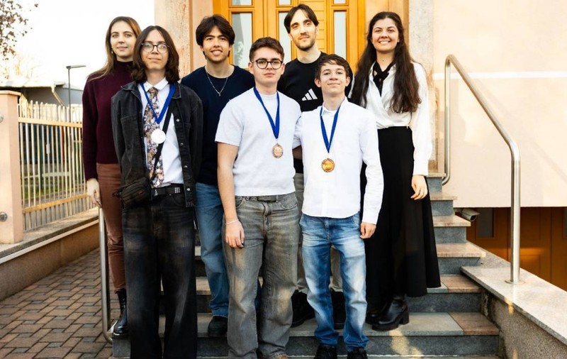 Trei liceeni români urcă pe podium la Olimpiada Mondială de AI. Argint pentru Brașov, bronz pentru Oradea și Constanța, într-o competiție cu 38 de țări
