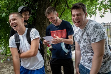 Băieții, ușurați că au scăpat de un examen