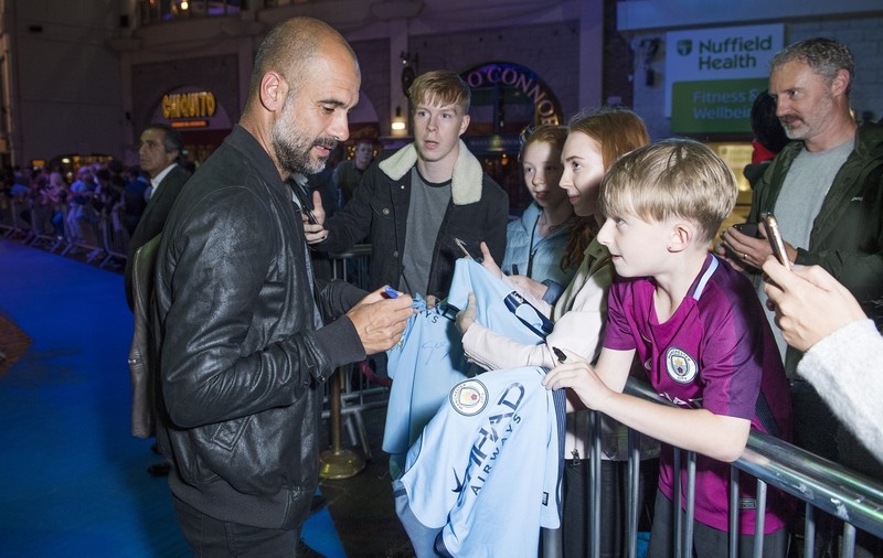 Pep Guardiola, extrem de furios, le dă o lecție vănătorilor de autografe: „Chiar nu puteți să aveți o meserie?”