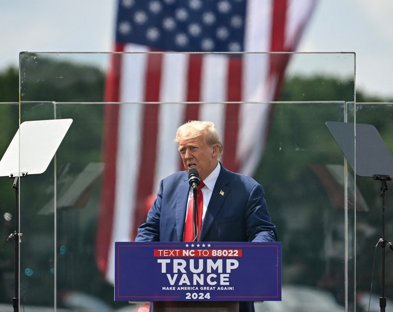 Donald Trump a ținut primul miting în aer liber după tentativa de asasinat. A vorbit înconjurat de panouri de sticlă antiglonț