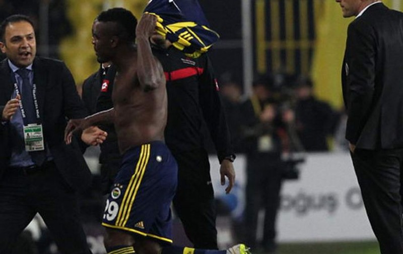 Scandări rasiste în Turcia! Huiduit de tot stadionul, Emenike a fost forțat să joace / VIDEO
