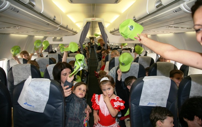  Un grup de 70 de copii a luat cu asalt Aeroportul Otopeni