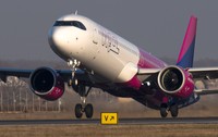 Un avion Wizz Air, în timp ce decolează de pe aeroportul Otopeni