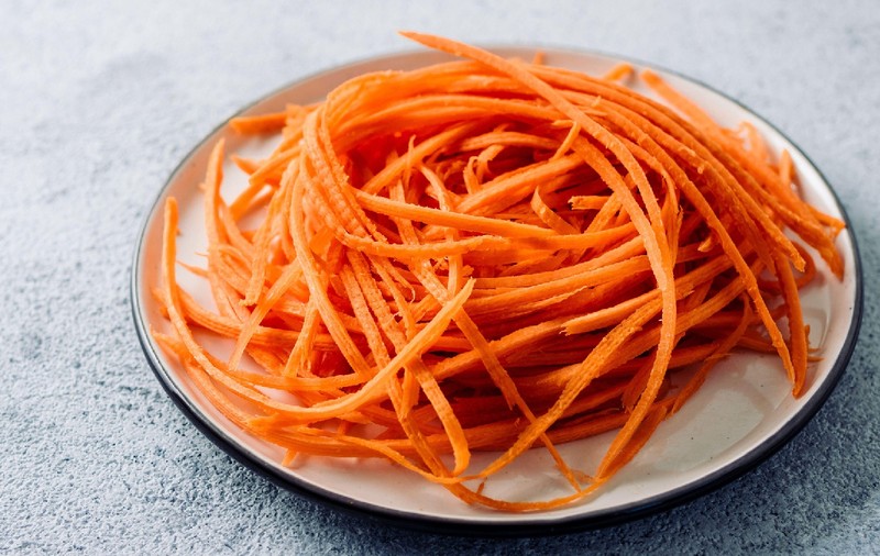 Salata de morcovi care face furori pe internet. Ce beneficii are cu adevărat