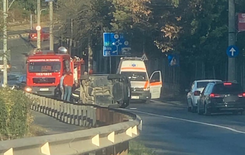 Două femei au fost lovite pe o trecere de pietoni din Galați. Șoferul s-a răsturnat cu mașina în încercarea de a evita impactul