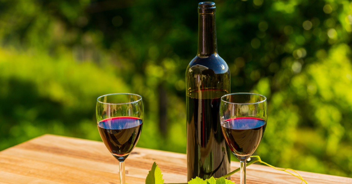 o sticlă și două pahare de vin