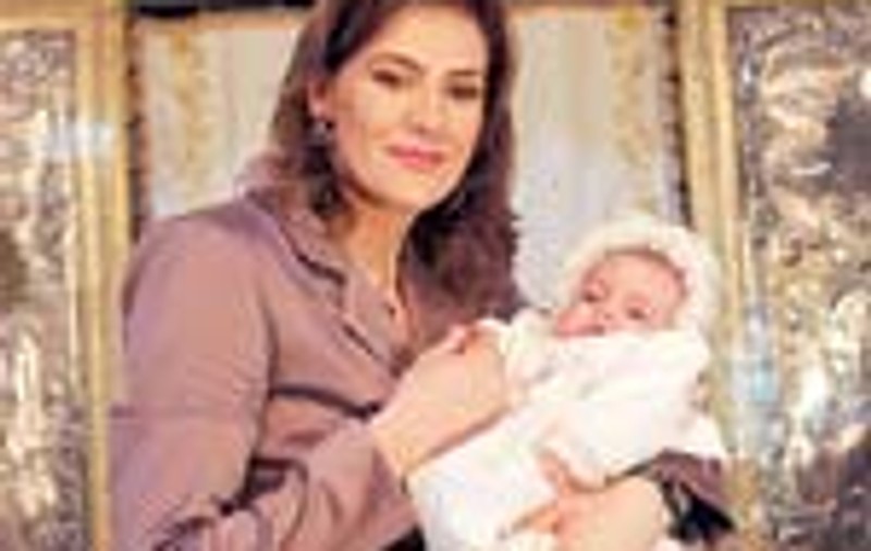 Fetita Roxanei Ciuhulescu, botezata in rochita alba cu cristale Swarovski