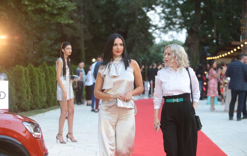GALERIE FOTO/ Lavinia Pîrva și-a schimbat stilul vestimentar, de când e femeie căsătorită. Cum și-a făcut apariția la VIVA! Party 2018