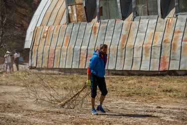Cei ale căror case au fost afectate nu au așteptat să facă autoritățile totul, ci au muncit să curețe terenul pe care vor fi locuințele modulare