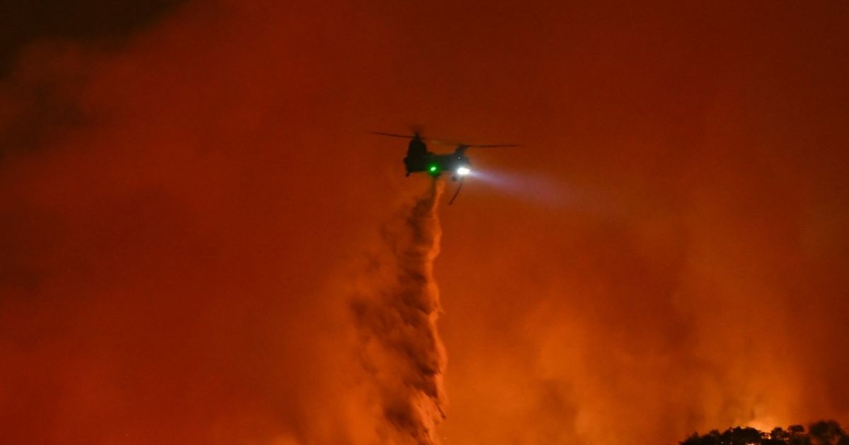 Avioane și elicoptere de stingere a incendiilor aruncă apă peste flăcări în Los Angeles