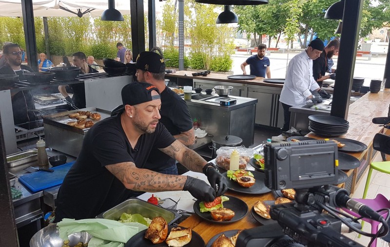 EXCLUSIV / Ce nu fac Minodora și CRBL pentru bani! Au gătit mâncare la cazan, ca la popotă