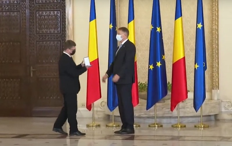 Klaus Iohannis a decorat mai mulți voluntari din echipele de prim ajutor în situații de urgență: „România va deveni țara pe care ne-o dorim”