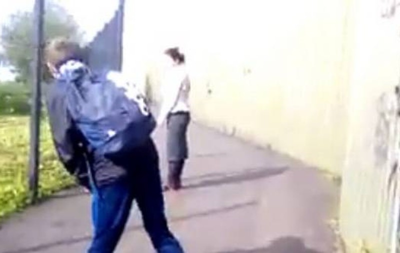 O româncă a fost lovită cu o piatră în Irlanda de Nord. Mai mulți adolescenți i-au spus că este “atentatoare sinucigașă” | VIDEO