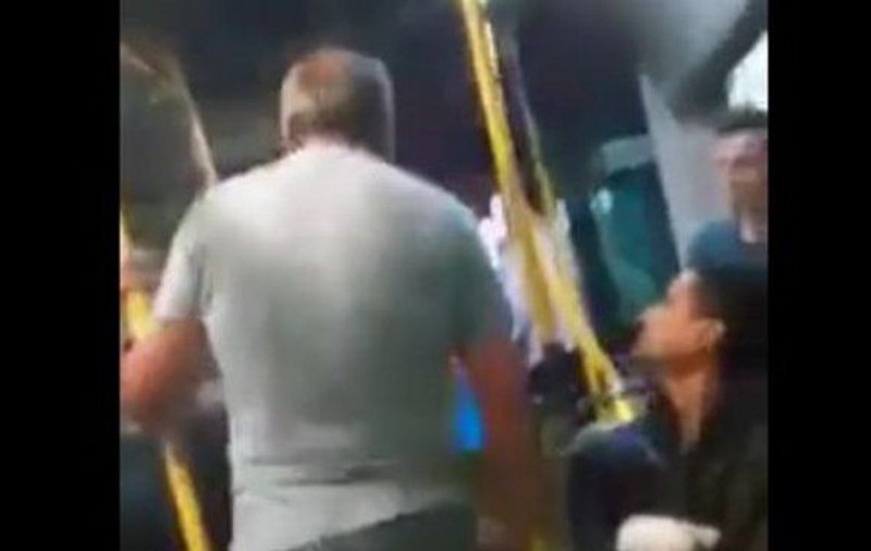 VIDEO | Un bătrân din Arad, fost campion național la box, l-a făcut KO pe un călător băut care l-a jignit. "Mă înjuri de mama?!"