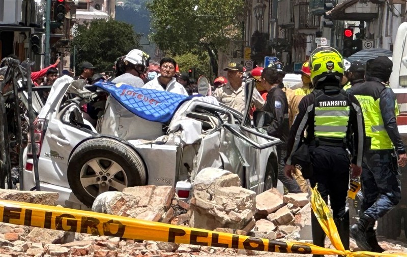 Cutremur puternic în Ecuador. Cel puţin 15 oameni au murit. Autoritățile se tem că sunt victime sub clădirile prăbușite