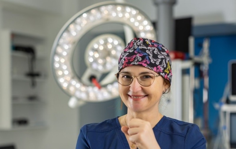 Vești încurajatoare pentru pacientele cu cancer de sân. Reconstrucția mamară se face simultan cu masectomia. Dr. Ina Petrescu: „Rămâi cu niște cicatrici ca la lifting mamar”