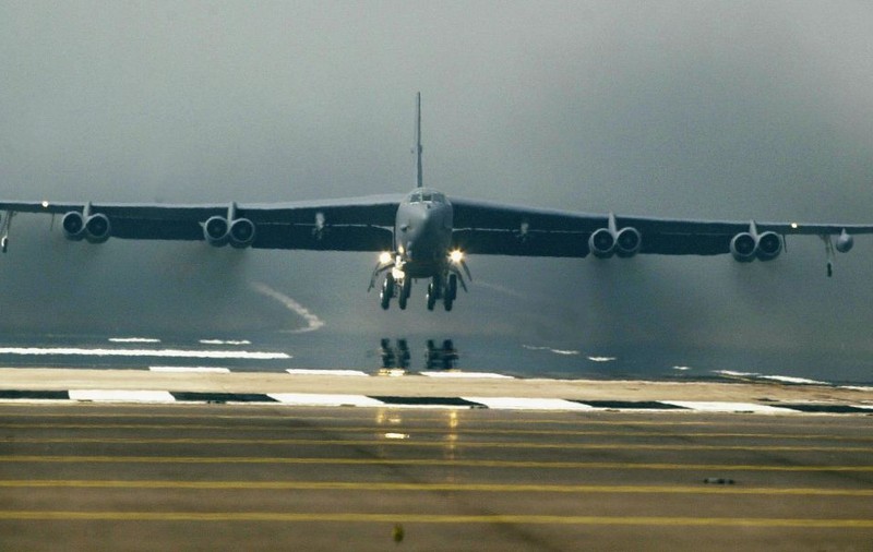Un avion B-52 Stratofortress de 100 de milioane de dolari s-a prăbușit imediat după decolare, în California