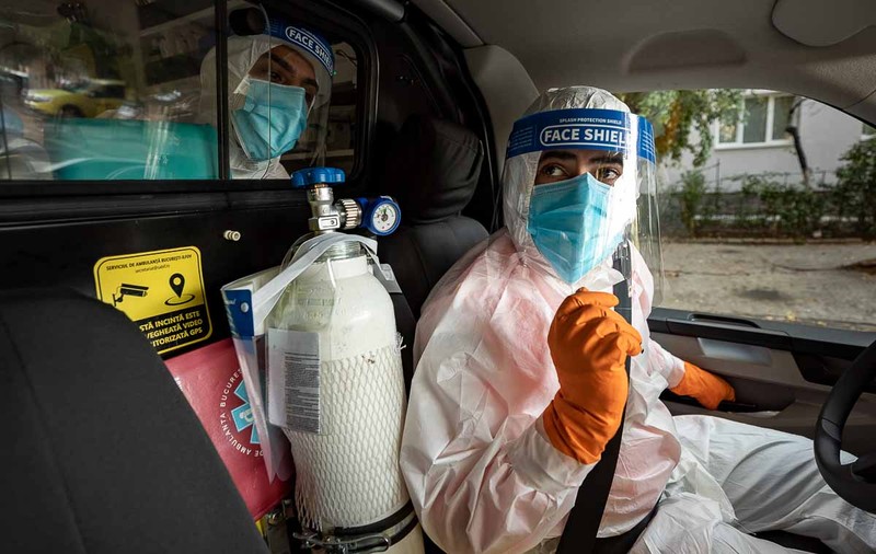 REPORTAJ cu ambulanța în București: echipajele au ajuns să viziteze acasă și câte 30 de pacienți cu COVID pe tură. “Avem nevoie de mai mulți oameni”