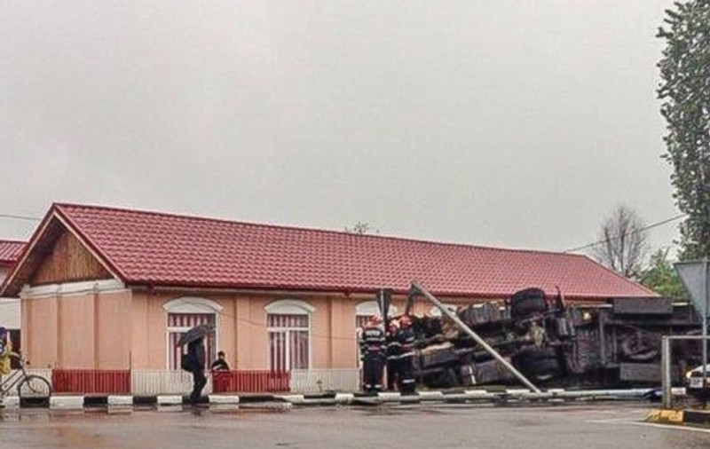 A intrat cu TIR-ul în Muzeul de la Călugăreni