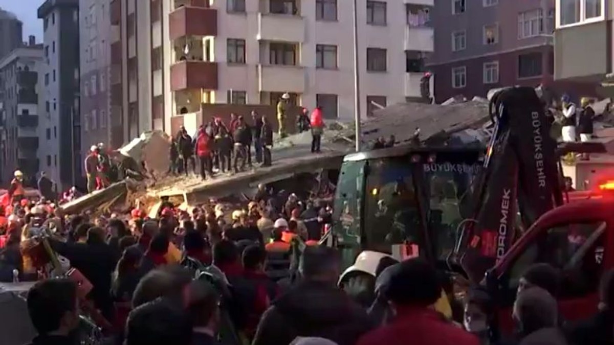 Operațiunea de salvare la blocul prăbușit în Istambul. Turcii folosesc câini antrenați