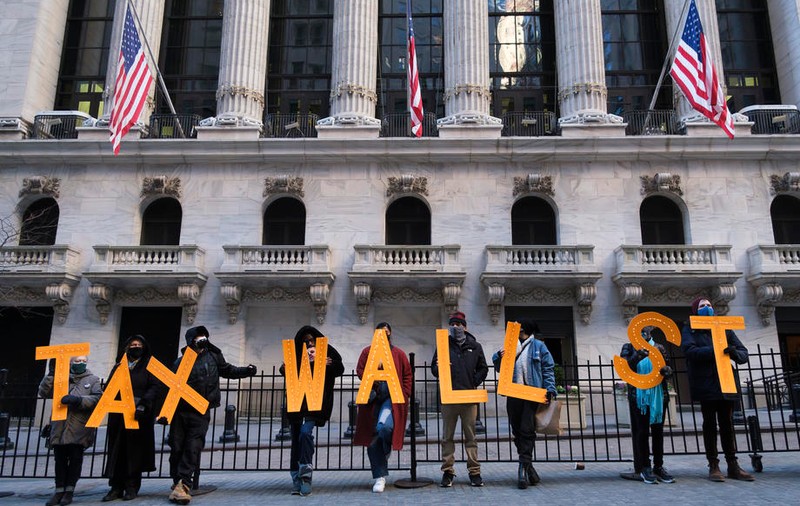 Cum a fost posibilă răscoala de pe Wall Street și lecțiile acțiunii civice care i-a îngenuncheat pe baronii de la bursă