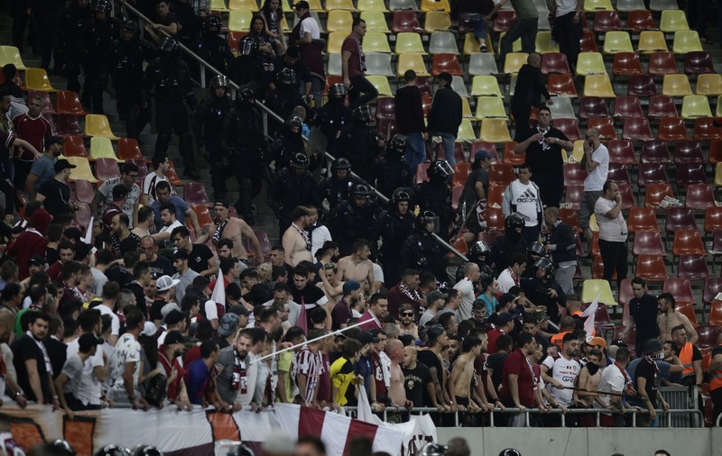 Incidente la meciul Steaua - Rapid. Mai mulți copii, în mijlocul confruntărilor / GALERIE FOTO