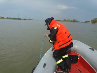 Băiat de 15 ani, căutat de pompieri în Mureș după ce a fost văzut intrând în râu, dar nimeni nu l-a mai văzut ieșind,