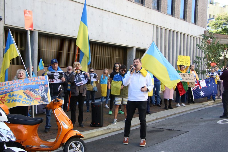 Zeci de ucraineni și susținătorii lor au protestat pe 9 august la biroul Amnesty International din Sydney, Australia, acuzând activiștii că răspândesc propaganda rusă și că vor să discrediteze Forțele Armate ale Ucrainei. Foto: Profimedia