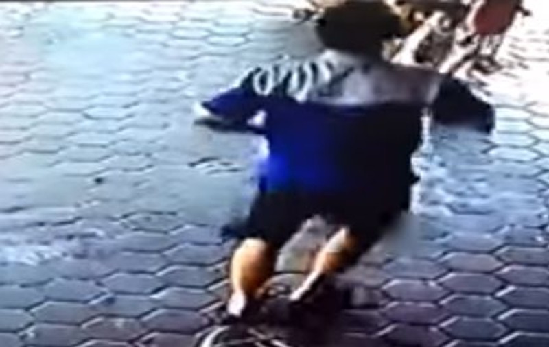 VIDEO | Reacția uimitoare a unui tată care a văzut cum o mașină se îndreaptă cu viteză spre copiii lui