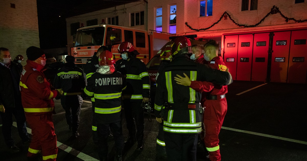 Noaptea dintre ani cu pompierii brașoveni (Foto Vlad Chirea / Libertatea)