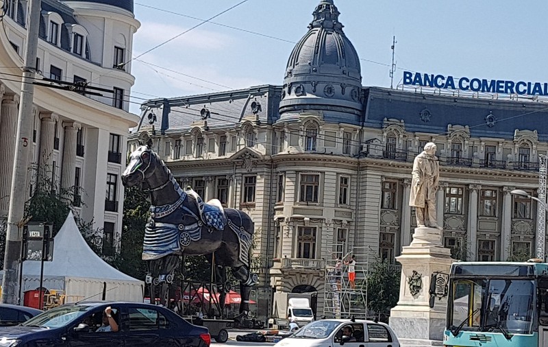 Cal uriaș, montat în Piața Universității. Va fi folosit într-un spectacol cu marionete gigant