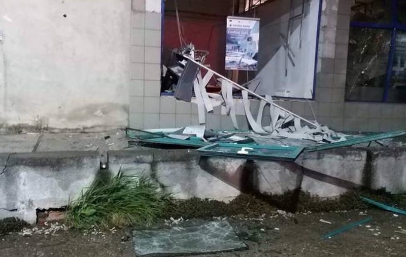 Două bancomate aruncate în aer în Arad și în Timiș. Hoții au fugit cu banii
