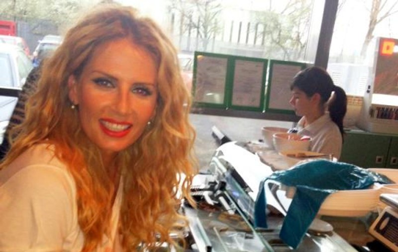 Andreea Bănică, aşa cum nu ţi-ai fi imaginat-o niciodată! "Împinge tava" cu mare talent | FOTO