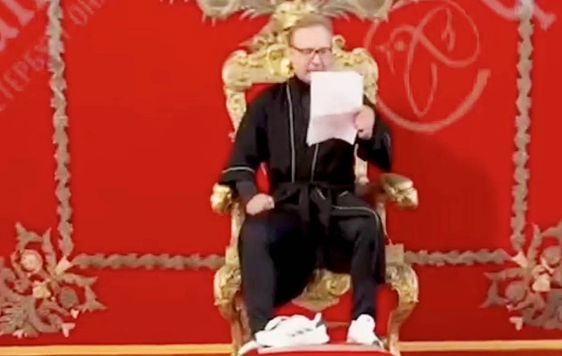 Un oligarh falit a intrat în muzeul Ermitaj cu un cuțit, a urcat pe tronul imperial și a făcut un apel către Putin