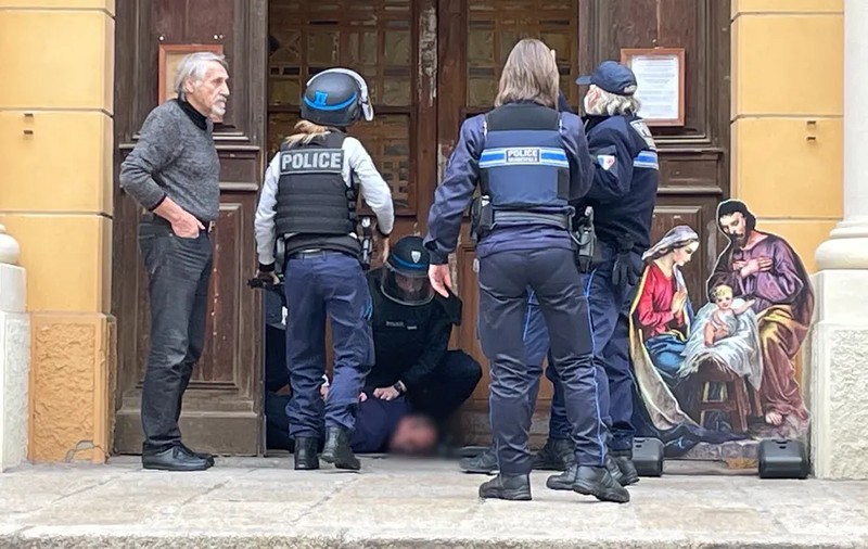 Un român a intrat cu un pistol-mitralieră în mână într-o biserică din Ajaccio, în timpul slujbei