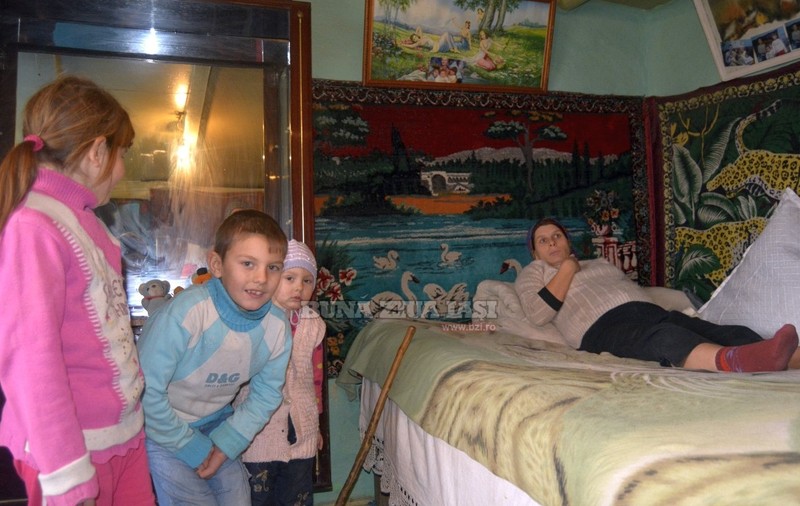 Situație incredibilă într-o comună din România! Un român locuiește în casă cu patru „fantome”!