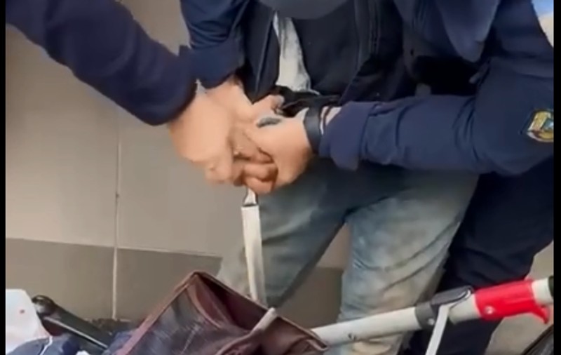 Momentul în care jandarmii dezarmează un bărbat care amenința trecătorii din Râmnicu Vâlcea cu un cuțit și o șurubelniță | VIDEO