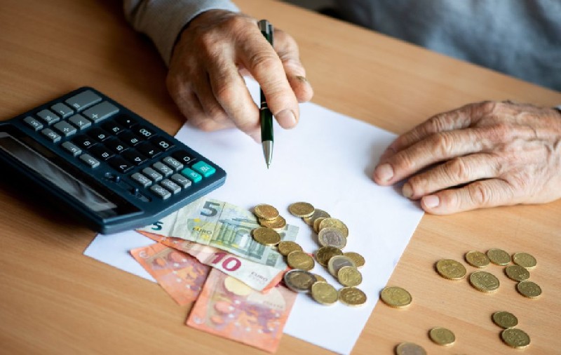 Un cuplu de pensionari a păcălit statul cu aproape 300.000 de euro. Primeau ajutor social, deși aveau în conturi peste 1.000.000 de euro, în Elveția
