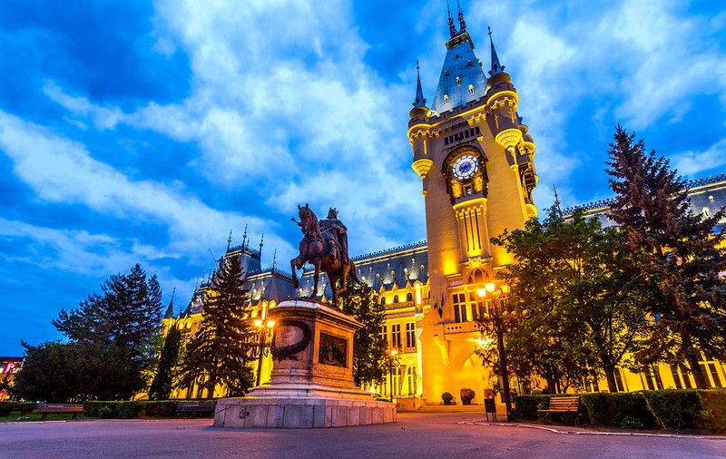 Povestea Palatului Culturii din Iași. Doi cercetători au descoperit documente și fotografii inedite ale palatului desemnat al treilea cel mai frumos din lume
