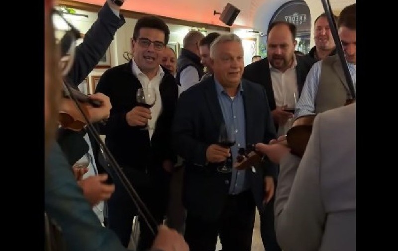 Viktor Orban, cu un pahar în mână, cântă într-un local din Cluj: „Nu plecăm de aici”. Ce a sărbătorit premierul maghiar