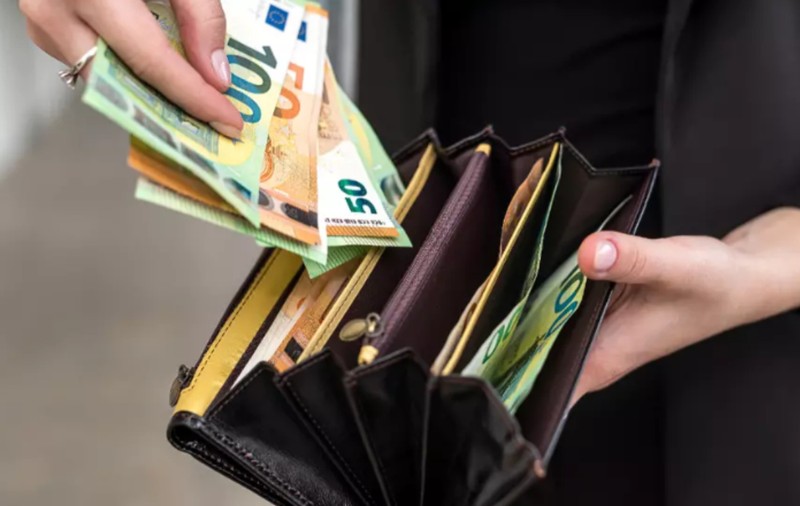 Femeie înșelată cu peste 60.000 de euro de un bărbat care s-a dat drept angajat bancar, în Germania