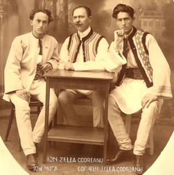Zelea Codreanu (dreapta) și legionarii se îmbrăcau adesea în costum tradițional românesc