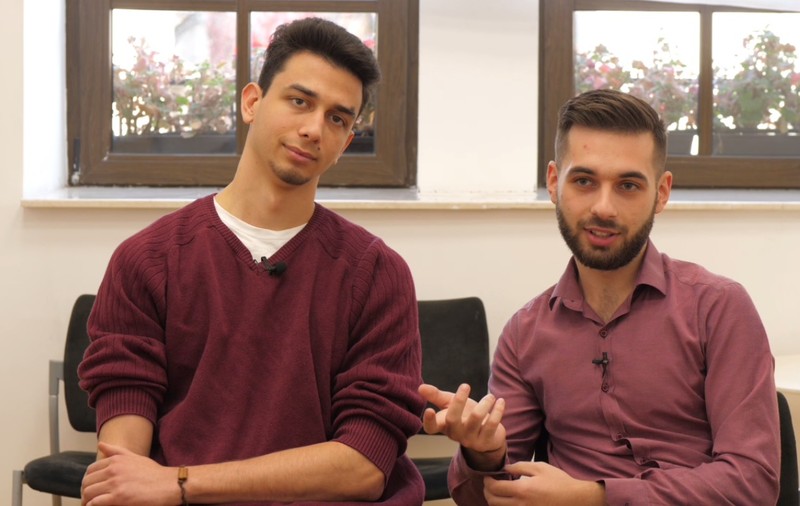 VIDEO/Jucării pentru oameni mari și-o idee de cadou ”made in Romania”: doi studenți vând magneți-antistres