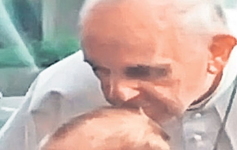 Sărutul Papei Francisc a vindecat o fetiță bolnavă de cancer