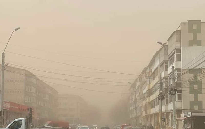 VIDEO | Furtună ca în Sahara, în județul Galați. Vântul a atins viteze de 100 de kilometri pe oră și a creat adevărate tornade de praf